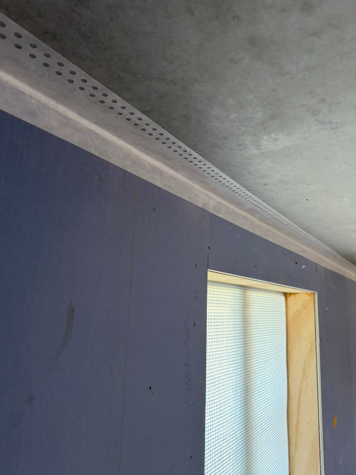 Luchtdichte afdichting met witte tape